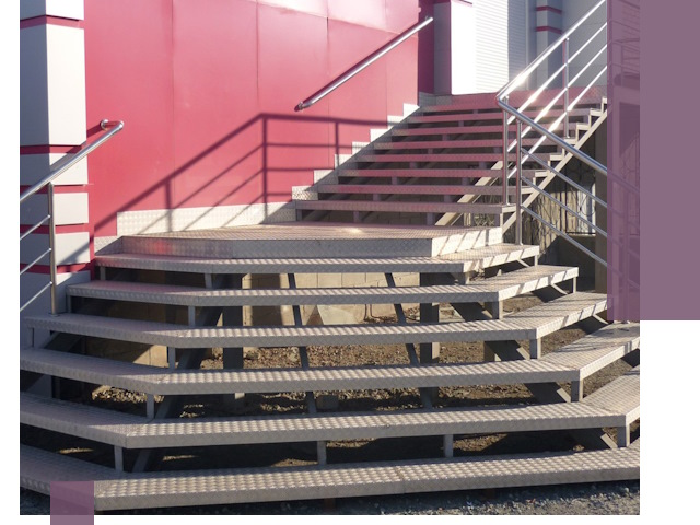 Лестницы для магазина в Арсеньеве — изготовление и монтаж